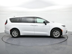 Used 2024  Chrysler Pacifica Touring L FWD at Landmark Auto Credit Center near springfield&comma; IL
