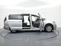 Used 2024  Chrysler Pacifica Touring L FWD at Landmark Auto Credit Center near springfield&comma; IL