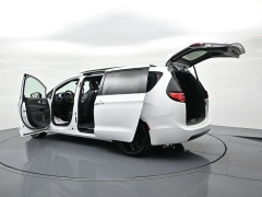 Used 2025  Chrysler Pacifica Limited FWD at Landmark Auto Credit Center near springfield&comma; IL