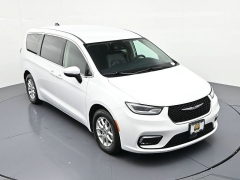 Used 2023  Chrysler Pacifica Touring L FWD at Landmark Auto Credit Center near springfield&comma; IL