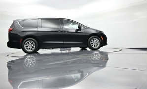 Used 2023  Chrysler Pacifica Touring L FWD at Landmark Auto Credit Center near springfield&comma; IL