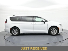 Used 2023  Chrysler Pacifica Touring L FWD at Landmark Auto Credit Center near springfield&comma; IL