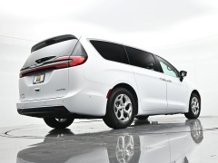 Used 2024  Chrysler Pacifica Limited FWD at Landmark Auto Credit Center near springfield&comma; IL