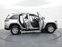 Used 2023  Jeep Grand Cherokee Laredo 4x4 at Landmark Auto Credit Center near springfield&comma; IL