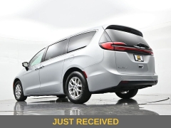 Used 2024  Chrysler Pacifica Touring L FWD at Landmark Auto Credit Center near springfield&comma; IL