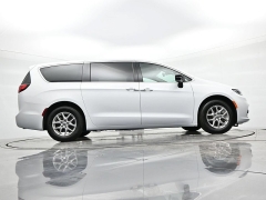 Used 2024  Chrysler Pacifica Touring L FWD at Landmark Auto Credit Center near springfield&comma; IL