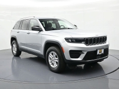 Used 2023  Jeep Grand Cherokee Laredo 4x4 at Landmark Auto Credit Center near springfield&comma; IL
