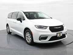 Used 2024  Chrysler Pacifica Touring L FWD at Landmark Auto Credit Center near springfield&comma; IL