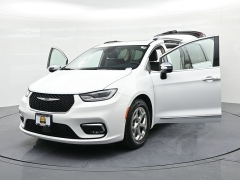 Used 2023  Chrysler Pacifica Limited FWD at Landmark Auto Credit Center near springfield&comma; IL