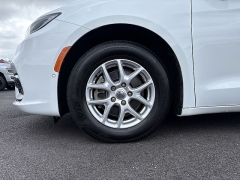Used 2024  Chrysler Pacifica Touring L FWD at Kama'aina Nissan near Hilo&comma; HI