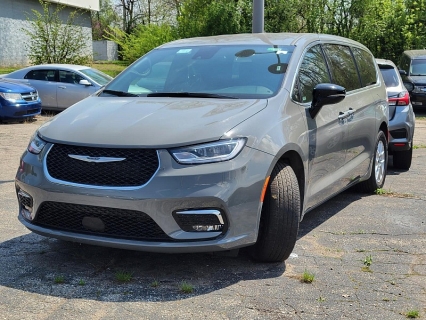 Used 2025 Chrysler Pacifica Select FWD at Ypsilanti Import Auto Sales near Ypsilanti, MI