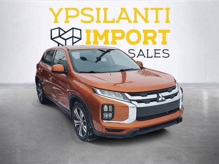 2023 Mitsubishi Outlander ES's photo