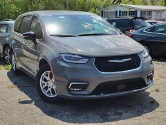 Used 2025  Chrysler Pacifica Select FWD at Ypsilanti Import Auto Sales near Ypsilanti&comma; MI