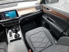 Used 2024  Volkswagen Atlas 2&period;0T SE w&sol;Technology FWD at Peters Auto Mall near High Point&comma; NC