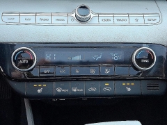 Used 2024  Hyundai Elantra Limited IVT at Peters Auto Mall near High Point&comma; NC