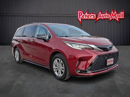 2022 Toyota Sienna XSE's photo