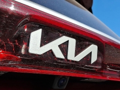 Used 2024  Kia Carnival LX FWD at Peters Auto Mall near High Point&comma; NC