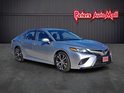 2020 Toyota Camry SE's photo