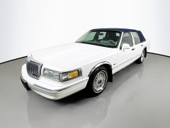 Used 1996  Lincoln Town Car 4d Sedan Signature at Graham Auto Mall near Mansfield, OH
