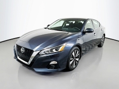Used 2020  Nissan Altima 4d Sedan FWD 2.5L SV at Dutro Auto near Zanesville, OH