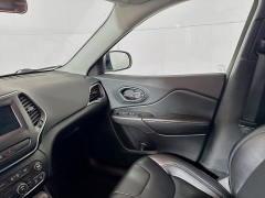 Used 2019  Jeep Cherokee 4d SUV 4WD Latitude Plus 2&period;4L at Graham Auto Mall near Mansfield&comma; OH