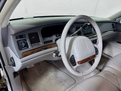 Used 1996  Lincoln Town Car 4d Sedan Signature at Graham Auto Mall near Mansfield, OH