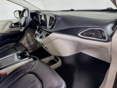 Used 2023  Chrysler Pacifica Touring L FWD at Dutro Auto near Zanesville&comma; OH