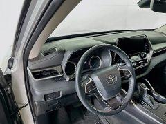 Used 2023  Toyota Highlander Hybrid XLE AWD at Graham Auto Mall near Mansfield, OH