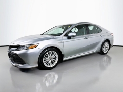 Used 2018  Toyota Camry Hybrid 4d Sedan SE at Dutro Auto near Zanesville&comma; OH