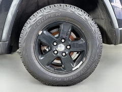 Used 2012 Jeep Grand Cherokee 4d SUV 4WD Laredo at Dutro Auto near Zanesville, OH