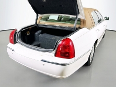 Used 2004  Lincoln Town Car 4d Sedan Signature at Graham Auto Mall near Mansfield&comma; OH