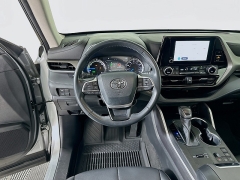 Used 2023  Toyota Highlander Hybrid XLE AWD at Graham Auto Mall near Mansfield, OH