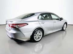 Used 2018  Toyota Camry Hybrid 4d Sedan SE at Dutro Auto near Zanesville&comma; OH