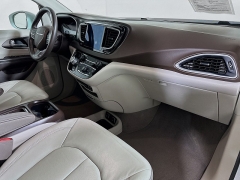 Used 2017  Chrysler Pacifica 4d Wagon Touring-L at Dutro Auto near Zanesville&comma; OH