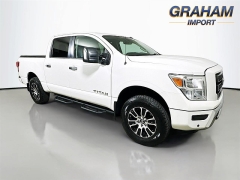  2021 Nissan Titan 4x4 Crew Cab SV at Dutro Auto near Zanesville&comma; OH