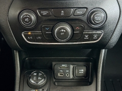 Used 2017  Jeep Cherokee 4d SUV 4WD Trailhawk I4 at Dutro Auto near Zanesville&comma; OH