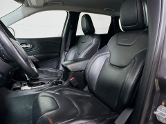 Used 2019  Jeep Cherokee 4d SUV FWD Limited 3.2L at Graham Auto Mall near Mansfield, OH