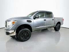 Used 2017  Nissan Titan 4WD Crew Cab SV at Dutro Auto near Zanesville&comma; OH