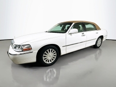 Used 2004  Lincoln Town Car 4d Sedan Signature at Graham Auto Mall near Mansfield&comma; OH