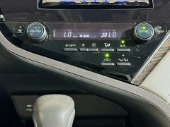 Used 2018  Toyota Camry Hybrid 4d Sedan SE at Dutro Auto near Zanesville&comma; OH