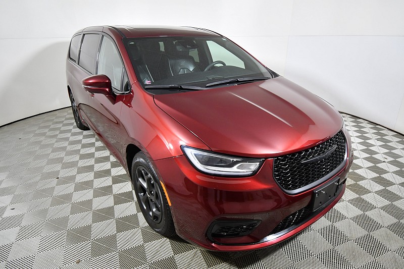 Used 2022  Chrysler Pacifica Hybrid Limited FWD at Graham Auto Mall near Mansfield, OH