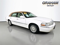 Used 2004  Lincoln Town Car 4d Sedan Signature at Graham Auto Mall near Mansfield&comma; OH