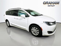  2017 Chrysler Pacifica 4d Wagon Touring-L at Dutro Auto near Zanesville&comma; OH