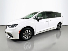 Used 2023  Chrysler Pacifica Hybrid Limited FWD at Dutro Auto near Zanesville&comma; OH