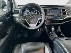 Used 2016  Toyota Highlander 4d SUV AWD XLE at Dutro Auto near Zanesville&comma; OH