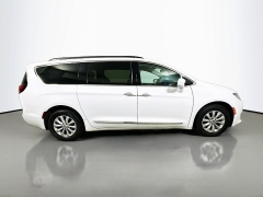 Used 2017  Chrysler Pacifica 4d Wagon Touring-L at Dutro Auto near Zanesville&comma; OH