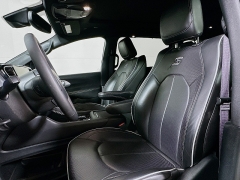 Used 2025  Chrysler Pacifica Limited FWD at Graham Auto Mall near Mansfield&comma; OH