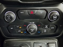 Used 2020  Jeep Renegade 4d SUV 4WD Latitude at Dutro Auto near Zanesville&comma; OH