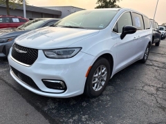 Used 2024  Chrysler Pacifica Touring L FWD at Maxx Loans near St&period; Adrian&comma; MI