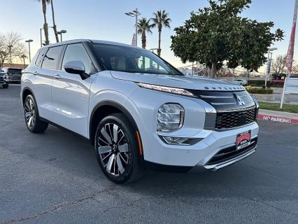 2026 Mitsubishi Outlander SE's photo